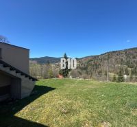 Rozostavaná chata, 845m2 pozemok, platné stavebné povolenie - Výhľad z chaty v Zázrivej na zelené kopce a modrú oblohu.