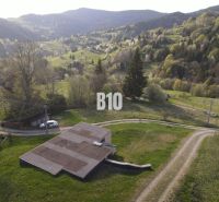 Rozostavaná chata, 845m2 pozemok, platné stavebné povolenie - Horské prostredie v Zázrivej obklopuje chatu, obklopenú sviežou zelenou krajinou.