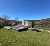 Rozostavaná chata, 845m2 pozemok, platné stavebné povolenie - Chata v Zázrivej obklopená horskou krajinou a zelenými lúkami z jarnej perspektívy.