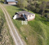 Rozostavaná chata, 845m2 pozemok, platné stavebné povolenie - Malá budova v prírode v okolí Zázrivej, vedľa cesty popri chate.