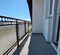Rodinný dom Martin – Podháj, 5 izieb a pozemok 621 m² - Balkón v rodinnom dome na Riečinách v Martine s výhľadom na susedné strechy.