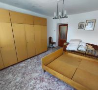 Rodinný dom Martin – Podháj, 5 izieb a pozemok 621 m² - Spálňa v rodinnom dome s kobercovou podlahou, veľkou skriňou a pohovkou.