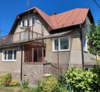 Rodinný dom Martin – Podháj, 5 izieb a pozemok 621 m² - Rodinný dom v Martine na ulici Riečiny s červenou strechou a balkónom.