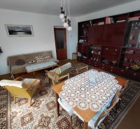 Rodinný dom Martin – Podháj, 5 izieb a pozemok 621 m² - Obývacia izba v rodinnom dome s retro kobercom, nábytkom a závesnou lampou.