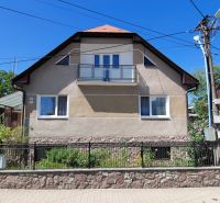 Rodinný dom Martin – Podháj, 5 izieb a pozemok 621 m² - Rodinný dom na ulici Riečiny v Martine s kamenným plotom a balkónom.