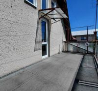 Rodinný dom Martin – Podháj, 5 izieb a pozemok 621 m² - Balkón rodinného domu na ulici Riečiny v Martine s kovovým zábradlím.