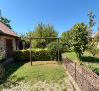 Rodinný dom Martin – Podháj, 5 izieb a pozemok 621 m² - Rodinný dom na ulici Riečiny v Martine s trávnikom a stromami v záhrade.