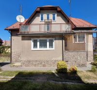 Rodinný dom Martin – Podháj, 5 izieb a pozemok 621 m² - Rodinný dom na ulici Riečiny v Martine s priestrannými terasami a záhradou.