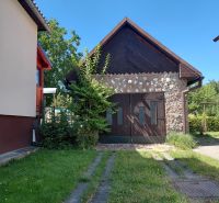 Rodinný dom Martin – Podháj, 5 izieb a pozemok 621 m² - Rodinný dom na ulici Riečiny v Martine s kamenným obkladom a zeleným trávnikom.