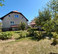 Rodinný dom Martin – Podháj, 5 izieb a pozemok 621 m² - Rodinný dom na ulici Riečiny v Martine s upravenou záhradou a stromami.