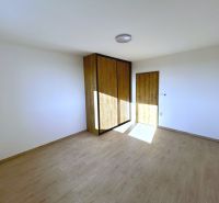 3-izb byt 88,3m2 v štandarde vrátane kuchyne len 15 minút od BA - Spálňa v 3-izbovom byte s podlahou s dreveným dekorom a vstavanou skriňou.