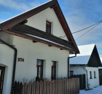 Na predaj rodinný dom, Blatnica - Rodinný dom v Blatnici s dreveným plotom a zasneženou strechou.
