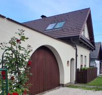 Na predaj rodinný dom, Blatnica - Rodinný dom v Blatnici s tehlovou strechou a kvetmi pozdĺž plotu.