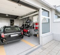 MODERNÝ, ZABEHNUTÝ, KOMPLETNE ZARIADENÝ AUTOSERVIS, LOZORNO - Automobil a motocykel vo výrobných priestoroch na Potočnej ulici v Lozorne.