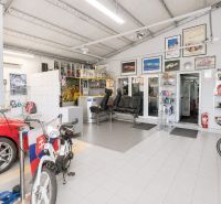 MODERNÝ, ZABEHNUTÝ, KOMPLETNE ZARIADENÝ AUTOSERVIS, LOZORNO - Výrobné priestory s motorkou, autom a trofejami, doplnené vitrínami a plagátmi.