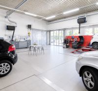 MODERNÝ, ZABEHNUTÝ, KOMPLETNE ZARIADENÝ AUTOSERVIS, LOZORNO - Výrobné priestory s autami a opravnými zariadeniami, svetlé s bielymi stenami.