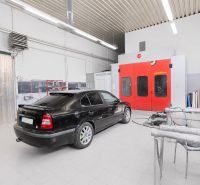 MODERNÝ, ZABEHNUTÝ, KOMPLETNE ZARIADENÝ AUTOSERVIS, LOZORNO - Výrobné priestory s automobilom a vybavením na dlažbovej podlahe pod osvetlením.