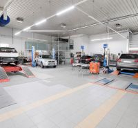 MODERNÝ, ZABEHNUTÝ, KOMPLETNE ZARIADENÝ AUTOSERVIS, LOZORNO - Výrobné priestory s automobilmi na zdvihákoch, dielenské vybavenie, biela strecha.