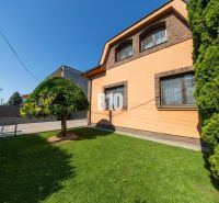 Priestranný 5-izbový rodinný dom (190 m²) s krásne upraveným 13a pozem - Rodinný dom na Bratislavskej ulici v Malinove s upravenou záhradou a stromom.