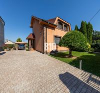 Priestranný 5-izbový rodinný dom (190 m²) s krásne upraveným 13a pozem - Rodinný dom na Bratislavskej ulici v Malinove s upravenou záhradou a kamenným chodníkom.