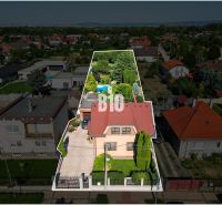 Priestranný 5-izbový rodinný dom (190 m²) s krásne upraveným 13a pozem - Rodinný dom na Bratislavskej ulici v Malinove obklopený zeleňou a susednými domami.
