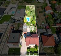 Priestranný 5-izbový rodinný dom (190 m²) s krásne upraveným 13a pozem - Letecký pohľad na rodinný dom na Bratislavskej ulici v Malinove s veľkou záhradou.