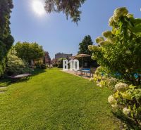 Priestranný 5-izbový rodinný dom (190 m²) s krásne upraveným 13a pozem - Záhrada rodinného domu na Bratislavskej ulici v Malinove s bazénom a zeleňou.