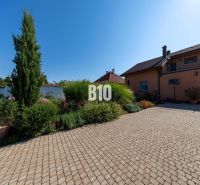 Priestranný 5-izbový rodinný dom (190 m²) s krásne upraveným 13a pozem - Rodinný dom na Bratislavskej ulici v Malinove obklopený udržiavanou záhradou a dlažbou.