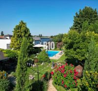 Priestranný 5-izbový rodinný dom (190 m²) s krásne upraveným 13a pozem - Záhrada rodinného domu na Bratislavskej ulici v Malinove s bazénom a zeleňou.