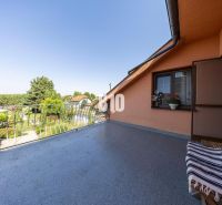 Priestranný 5-izbový rodinný dom (190 m²) s krásne upraveným 13a pozem - Terasa rodinného domu na Bratislavskej ulici v Malinove s výhľadom na záhrady a stromy.
