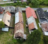 RODINNÝ DOM NA  REKONŠTRUKCIU PODĽA VLASTNÝCH PREDSTÁV, PONIKY, 1157M2 - Letecký pohľad na nehnuteľnosti na Družstevnej ulici v Ponikách, tradičné rodinné domy.