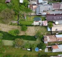 RODINNÝ DOM NA  REKONŠTRUKCIU PODĽA VLASTNÝCH PREDSTÁV, PONIKY, 1157M2 - Letecký pohľad na záhrady a Rodinné domy na Družstevnej v Ponikách.