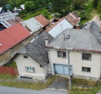 RODINNÝ DOM NA REKONŠTRUKCIU PODĽA VLASTNÝCH PREDSTÁV, PONIKY, 1157M2 - Rodinný dom na Družstevnej ulici v Ponikách so staršími strechami a záhradou v pozadí.
