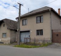 RODINNÝ DOM NA  REKONŠTRUKCIU PODĽA VLASTNÝCH PREDSTÁV, PONIKY, 1157M2 - Rodinný dom na Družstevnej ulici v Ponikách s drevenou strechou a plotom.