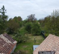 RODINNÝ DOM NA  REKONŠTRUKCIU PODĽA VLASTNÝCH PREDSTÁV, PONIKY, 1157M2 - Záhrada pri rodinnom dome na Družstevnej ulici v Ponikách, obklopená stromami a zeleňou.