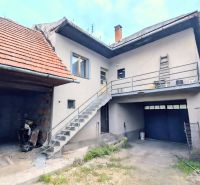 RODINNÝ DOM NA  REKONŠTRUKCIU PODĽA VLASTNÝCH PREDSTÁV, PONIKY, 1157M2 - Rodinný dom na Družstevnej ulici v Ponikách s garážou a prístupovými schodmi.