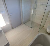 MODERNÝ 4i byt, PREDZÁHRADKA, TERASA, KLÍMA, PARKING, Granitová ulica - Kúpeľňa so sprchovacím kútom, umývadlom a toaletou v 4-izbovom byte.