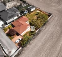 ŠIKOVNÝ 5 izbový dom blízko Nitry - Letecký pohľad na rodinný dom v Beladiciach obklopený záhradou a príjazdovou cestou.