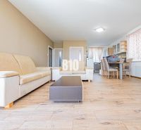 ŠIKOVNÝ 5 izbový dom blízko Nitry - Obývačka s kuchyňou v rodinnom dome s podlahou s dreveným dekorom.