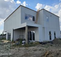 Okr. SeAnec - TOMÁŠOV - EXKLUZÍVNE NA PREDAJ NOVOSTAVBA - dva 4 izb. b - Nedokončený rodinný dom v Tomášove s oceľovými podperami a rebríkom na streche.