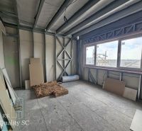 TOMÁŠOV - Okr. Senec -  EXKLUZÍVNE NA PREDAJ NOVOSTAVBA - dva 4 izb. b - Stavebný materiál v miestnosti rodinného domu s výhľadom cez veľké okno.