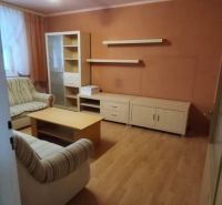 Okres SENEC - obec ČATAJ - NA PREDAJ 4. izbový priestranný mezonetový  - Obývačka s podlahou s dreveným dekorom v 4-izbovom byte, zariadená nábytkom a sedačkou.