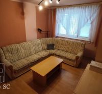 Okres SENEC - obec ČATAJ - NA PREDAJ 4. izbový priestranný mezonetový  - Obývačka v 4-izbovom byte s rohovou sedačkou a podlahou s dreveným dekorom.