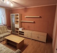 Okres SENEC - obec ČATAJ - NA PREDAJ 4. izbový priestranný mezonetový  - Obývacia izba v 3-izbovom byte so sedačkou a nábytkom, podlaha s dreveným dekorom.