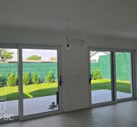 Okr. Senec - Tureň - NA PREDAJ nízkoenergetická novostavba - 4 izbový  - Interiér rodinného domu s veľkými oknami a výhľadom na zelený exteriér.