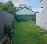 Okr. Senec - Tureň - NA PREDAJ nízkoenergetická novostavba - 4 izbový  - Záhrada za rodinným domom na Lichnerovej ulici v Senci so zeleným trávnikom.