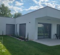 Okr. Senec - Tureň - NA PREDAJ nízkoenergetická novostavba - 4 izbový  - Rodinný dom na Lichnerovej ulici v Senci so zeleným trávnikom a terasou.