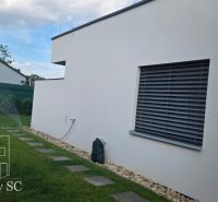 Okr. Senec - Tureň - NA PREDAJ nízkoenergetická novostavba - 4 izbový  - Rodinný dom na Lichnerovej ulici v Senci so záhradou a bielou fasádou.