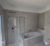 Okr. Senec - Tureň - NA PREDAJ nízkoenergetická novostavba - 4 izbový  - Kúpeľňa s vaňou a sprchou v rodinnom dome, s elegantnými béžovými obkladmi.