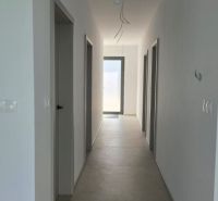 Okr. Senec - Tureň - NA PREDAJ nízkoenergetická novostavba - 4 izbový  - Chodba v rodinnom dome s dlažbou a dverami po stranách.